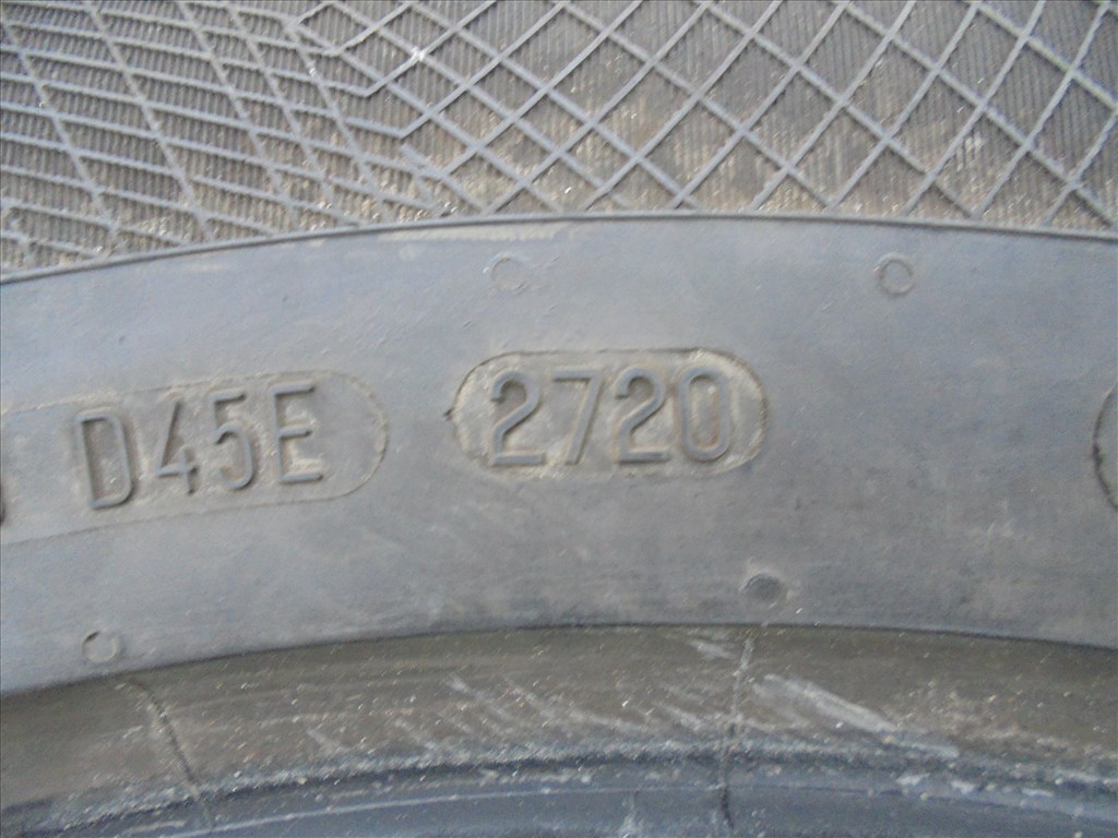 1db 235/60 R 18-as Continental téli gumi eladó 4. kép