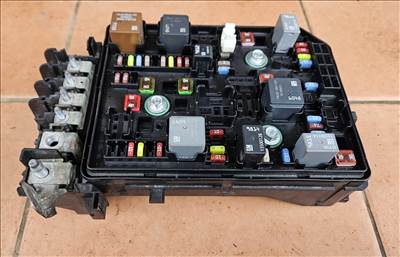 Opel Astra K Biztosítéktábla motortér  39040853