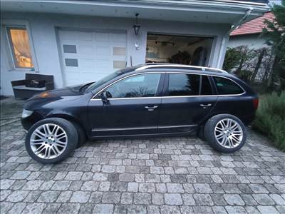 Eladó Skoda Superb Combi Elegance Multimedia 2.0 TDI-CR 4x4 DSG (1968 cm³, 140 PS)