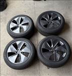 5x112 lyukosztású 18" újszerű (gyári felni) alufelni, rajta 215/55 újszerű Falken téli gumi