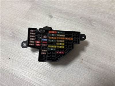 Skoda Superb II SKODA SUPERB II Kombi (3T5) Biztosítéktábla Motortér