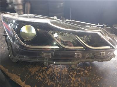 Toyota Corolla (E21) Jobb fényszóró  8111002t31