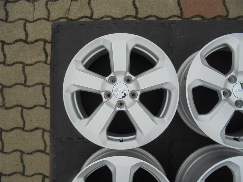 Újszerű 17-es Jeep szenzoros gyári alufelni eladó 2. kép