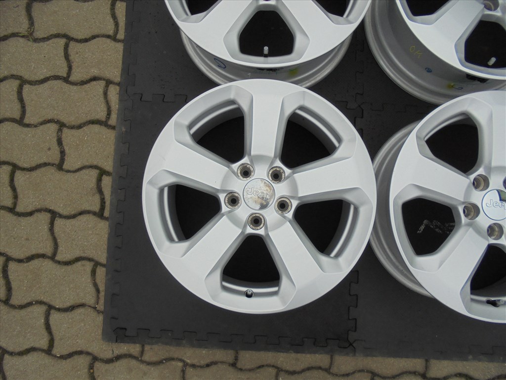 Újszerű 17-es Jeep szenzoros gyári alufelni eladó 3. kép