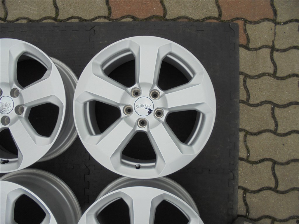 Újszerű 17-es Jeep szenzoros gyári alufelni eladó 4. kép