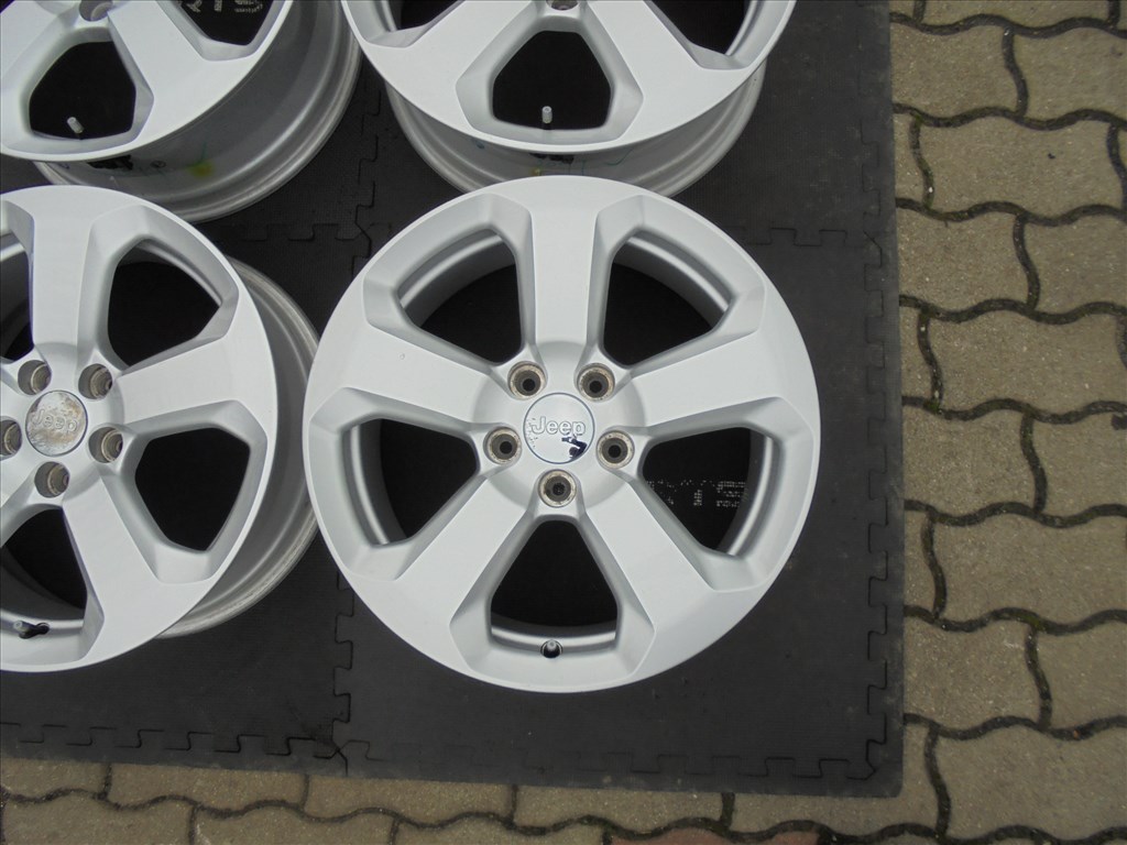 Újszerű 17-es Jeep szenzoros gyári alufelni eladó 5. kép