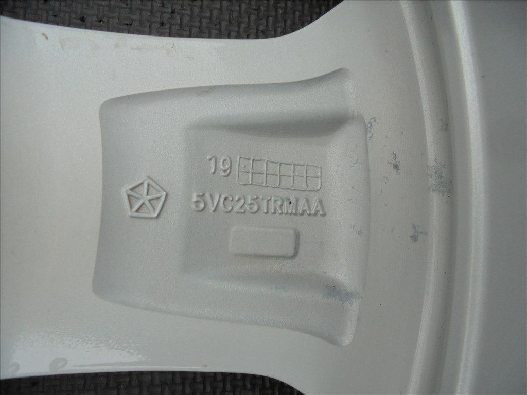 Újszerű 17-es Jeep szenzoros gyári alufelni eladó 6. kép