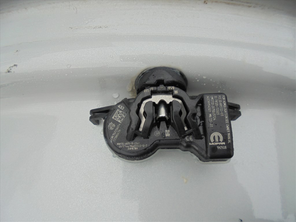 Újszerű 17-es Jeep szenzoros gyári alufelni eladó 7. kép