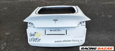 Tesla Model Y csomagtér ajtó fehér színben