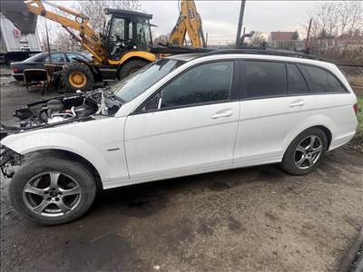 Mercedes C 220 (W204) bontott alkatrészei motor nincs