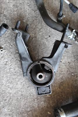 Toyota Corolla (E120/E130) Motortartó bak 