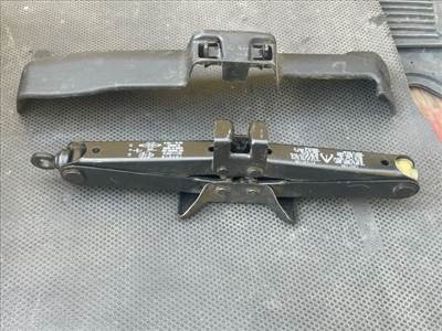 Toyota Yaris (XP10) TOYOTA YARIS Emelő 0911105010