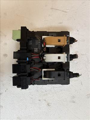 volkswagen passat b7 2010-2014 motortéri biztosítéktábla   3AA937087N