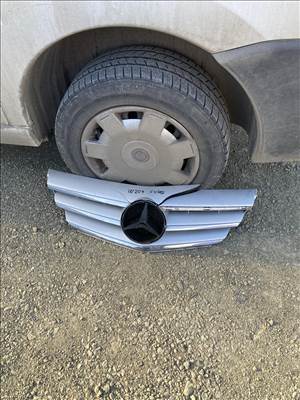 Mercedes W204 C-class sérült hűtőrács