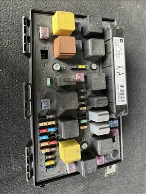 Opel Astra H 1.7 CDTI motortéri biztosítéktábla  13250232