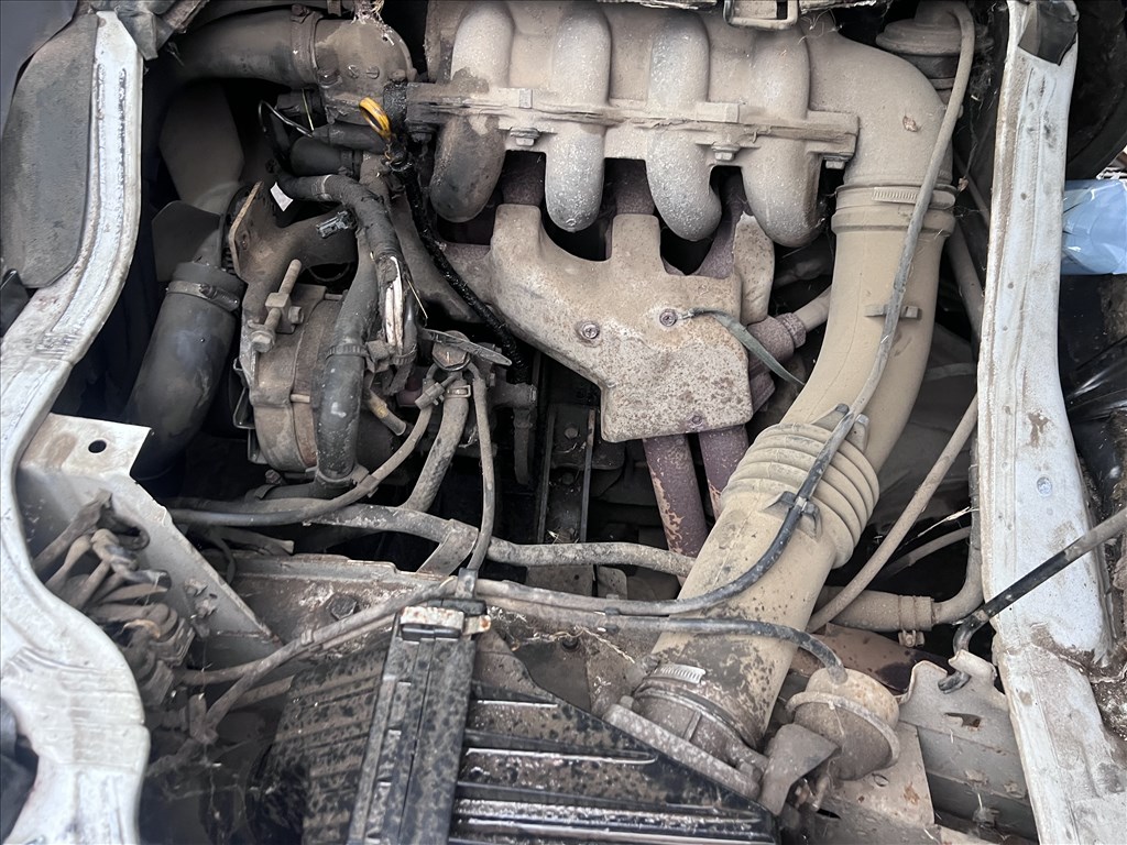 Nissan Vanette IV 2.3D bontott alkatrészei 4. kép