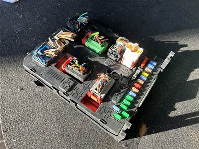 Peugeot 3008 I HDi 110 motortéri biztosítéktábla  281197595