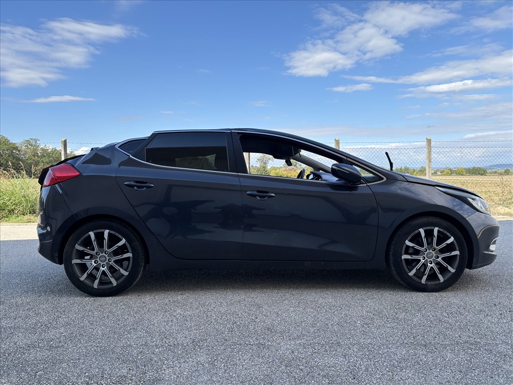 Kia Cee'd (JD) bontott alkatrészei 4. kép