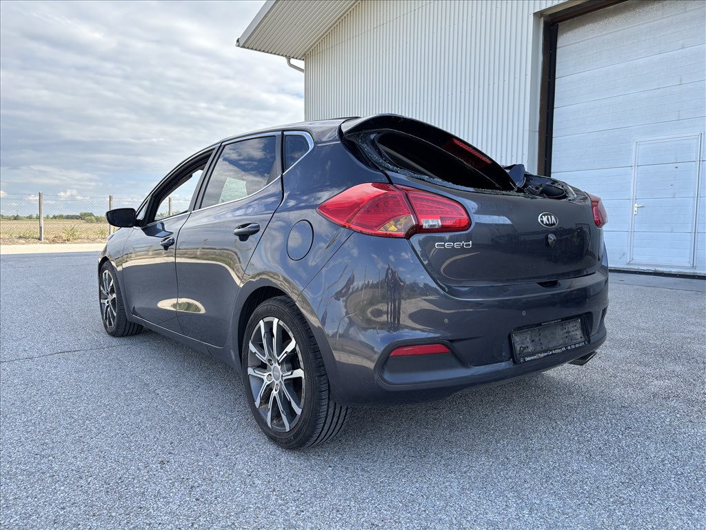 Kia Cee'd (JD) bontott alkatrészei 8. kép