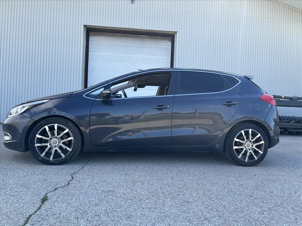Kia Cee'd (JD) bontott alkatrészei 9. kép