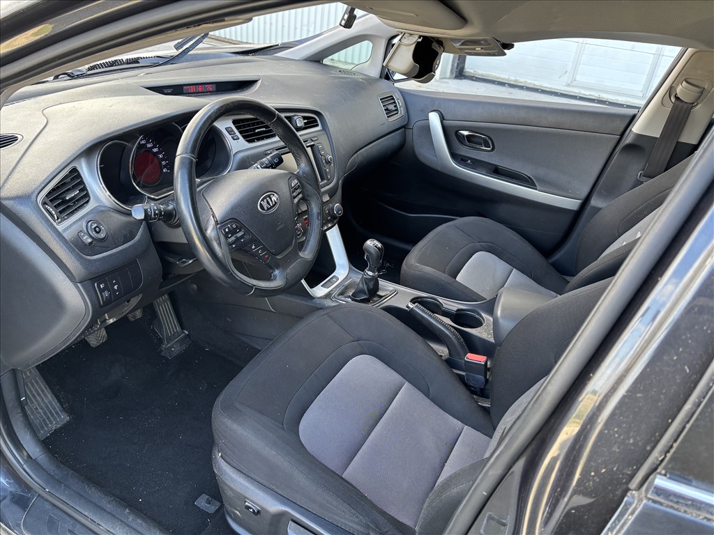 Kia Cee'd (JD) bontott alkatrészei 10. kép