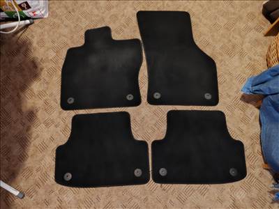 Eladó Gyári Audi Szövetszőnyeg Szett!!!