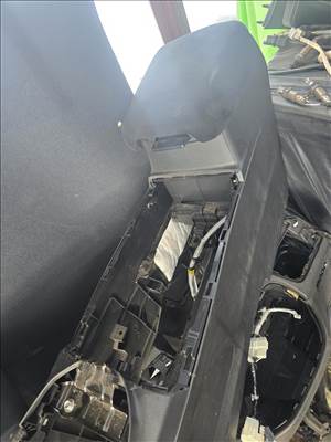 Honda CR-V IV könyöklő  t1g1234 t1g2345