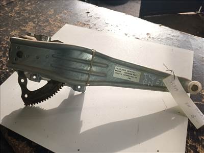 Toyota Corolla E12J balhátsó ablakemelő szerkezet toyota6984002110