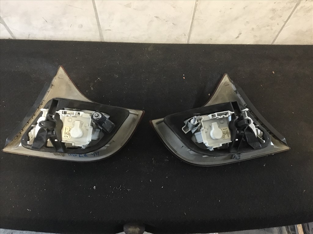 Audi A4 (B6/B7) A4 B7 jobb hátsó belső lámpa bal hátsó belső lámpa  8e9945094 8e9945093 2. kép