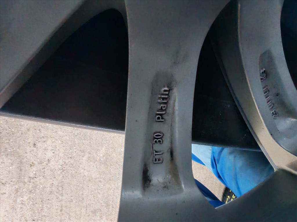  5x112   PLATIN   8J*18"  ET30   AGY 66,5mm    25000Ft/db 6. kép