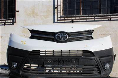 Toyota Proace első lökhárító sérült