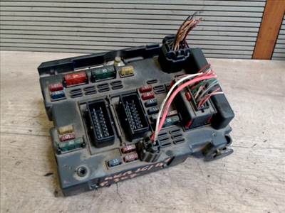 PEUGEOT 307 01-05 Biztosítéktábla BCM BSI BSM SAM GEM modul Motortér