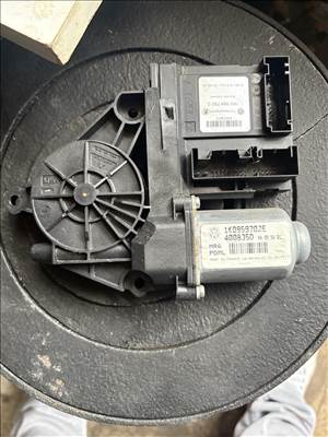 Volkswagen Golf V 1K0959702E Jobb első Ablakemelő Motor 1k0959792c