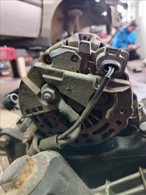 Volkswagen Polo 6N2 1.4 16V generátor 