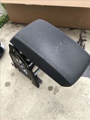 Skoda Octavia II könyöklő 