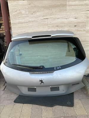 Peugeot 208 csomagtérajtó szép állapotban