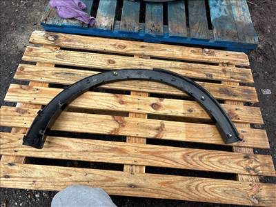  NISSAN JUKE (F15) Bal hátsó Sárvédő Díszléc