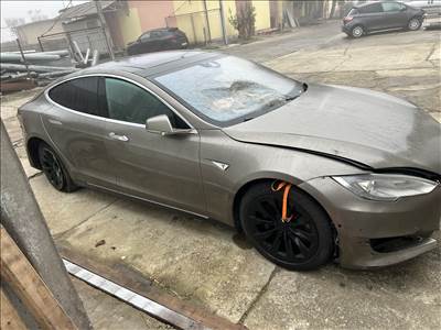 Tesla Model S bontott alkatrészei