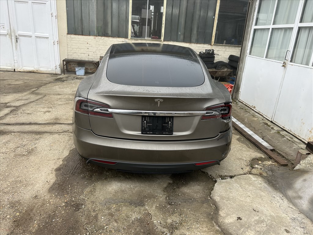 Tesla Model S bontott alkatrészei 3. kép