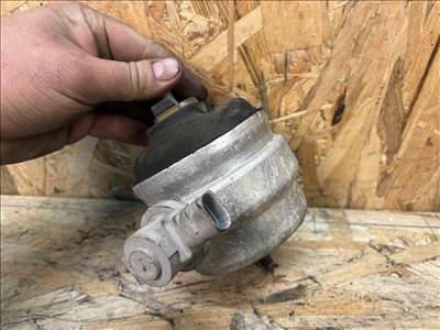 Audi A4 (B6/B7) Jeladós motortartó bak  8e0199382af