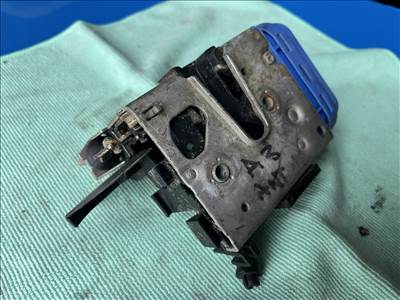 Audi A4 (B5 - 8D) B5 - 8D  jobb hátsó ajtózár  8d0839016a