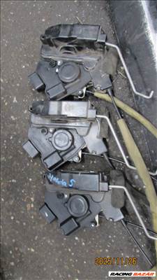 Mazda 5 (CR) jobb első zárszerkezet B82-B84-R1