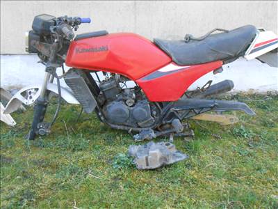 KAWASAKI AR 125-ÖS,,2ÜTEMŰ!!!!!!RITKA OLDTIMER MKP. KEREKEK ÉS PAPIROK NÉLKŰL