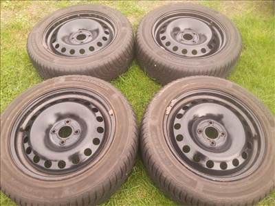  4x100 lyukosztású újszerű gyári Renault lemezfelni, rajta 205/55R16 Hankook téli gumi 