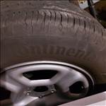  5x114.3 lyukosztású 16" újszerű (gyári) lemezfelni, rajta 215/65 használt Continental nyári gumi