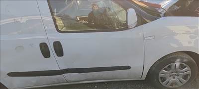 Fiat  Doblo III jobb első ajtó kis hibával 