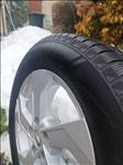  ELADÓ 17" újszerű (gyári felni) alufelni, rajta 215/65 újszerű Sailun Ice Blazer téli gumi 