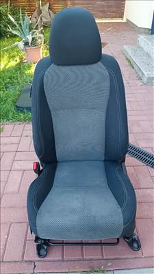 Toyota Yaris 3 (XP130/XP150) 1.5 bal oldali ülés 