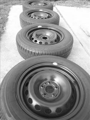  5x98 lyukosztású újszerű Alfa/Fiat lemezfelni, rajta 195/65R15 újszerű Bridgestone nyári gumi 