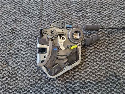 Lexus RX jobb hátsó ajtózár 6905060070